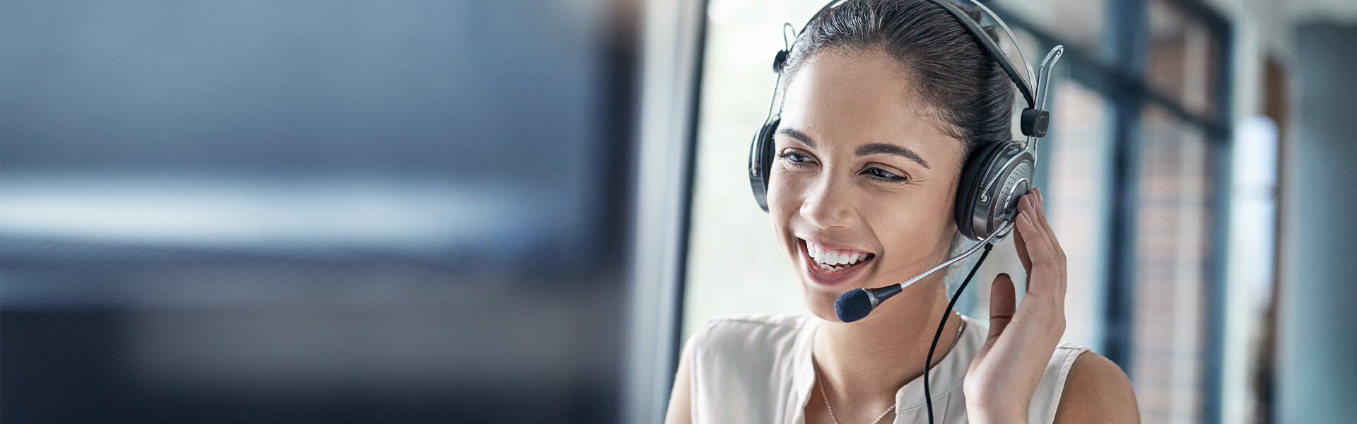 Frau mit Headset beantwortet einen Anruf